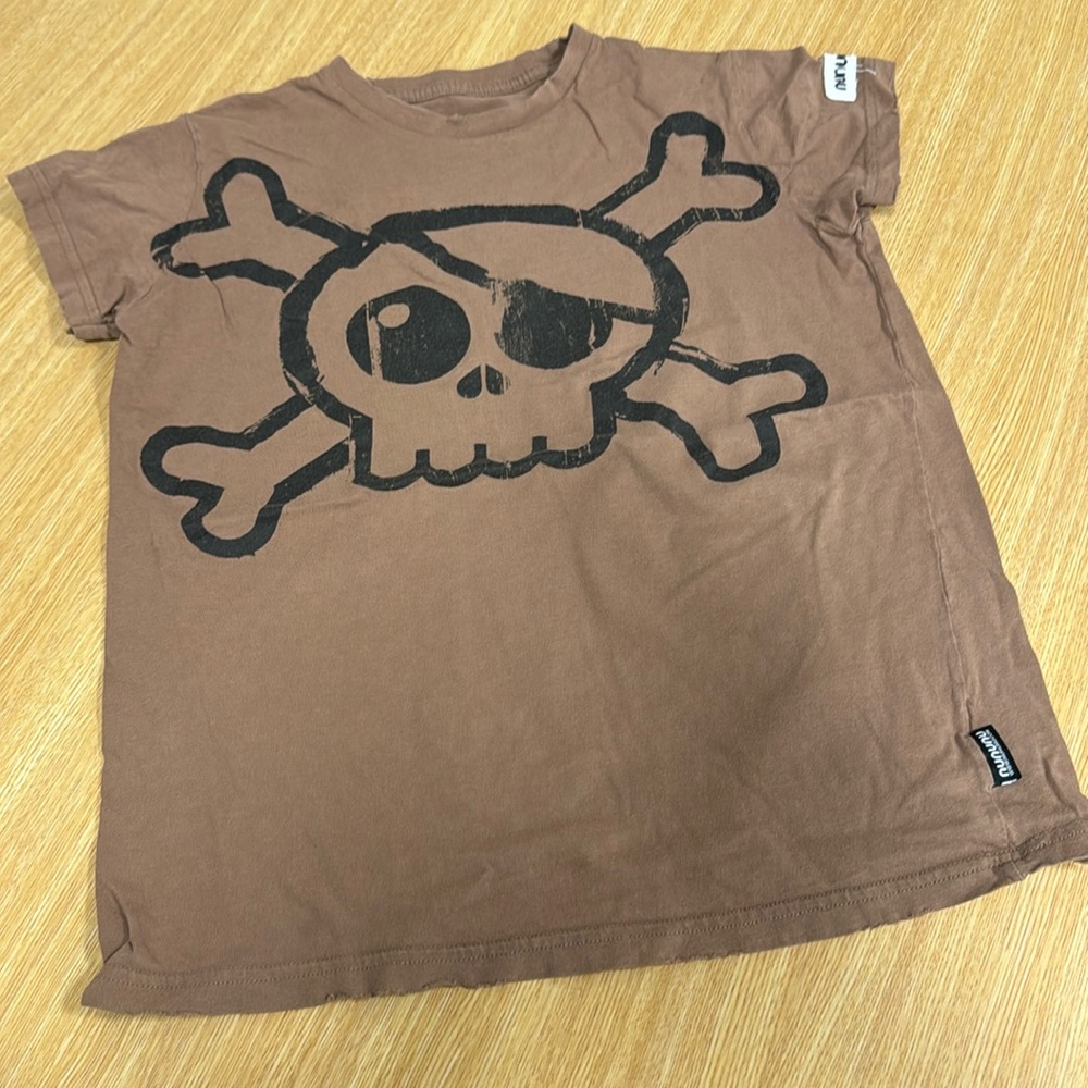Nununu light t-shirt, size 10/11. Gentle used condition.